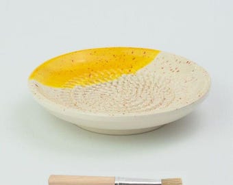 BonCera Keramikreibe Set - Mit Knoblauchschäler, Bürste & Ständer, Pferde-Design, Handgefertigt, Gelb