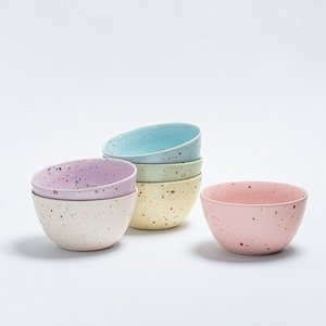 Peut inclure: Un ensemble de six bols en c&eacute;ramique color&eacute;s avec un gla&ccedil;age mouchet&eacute;. Les bols sont dans des tons de bleu clair, vert clair, jaune clair et rose.