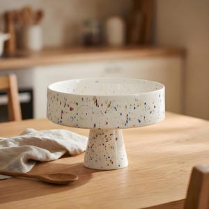 Große Keramik Schale Obstschale mit Fuß Dekoschale in Weiß ø26cm Höhe 19cm bunte Sprenkel Konfetti Glasur - Handgemacht in Portugal