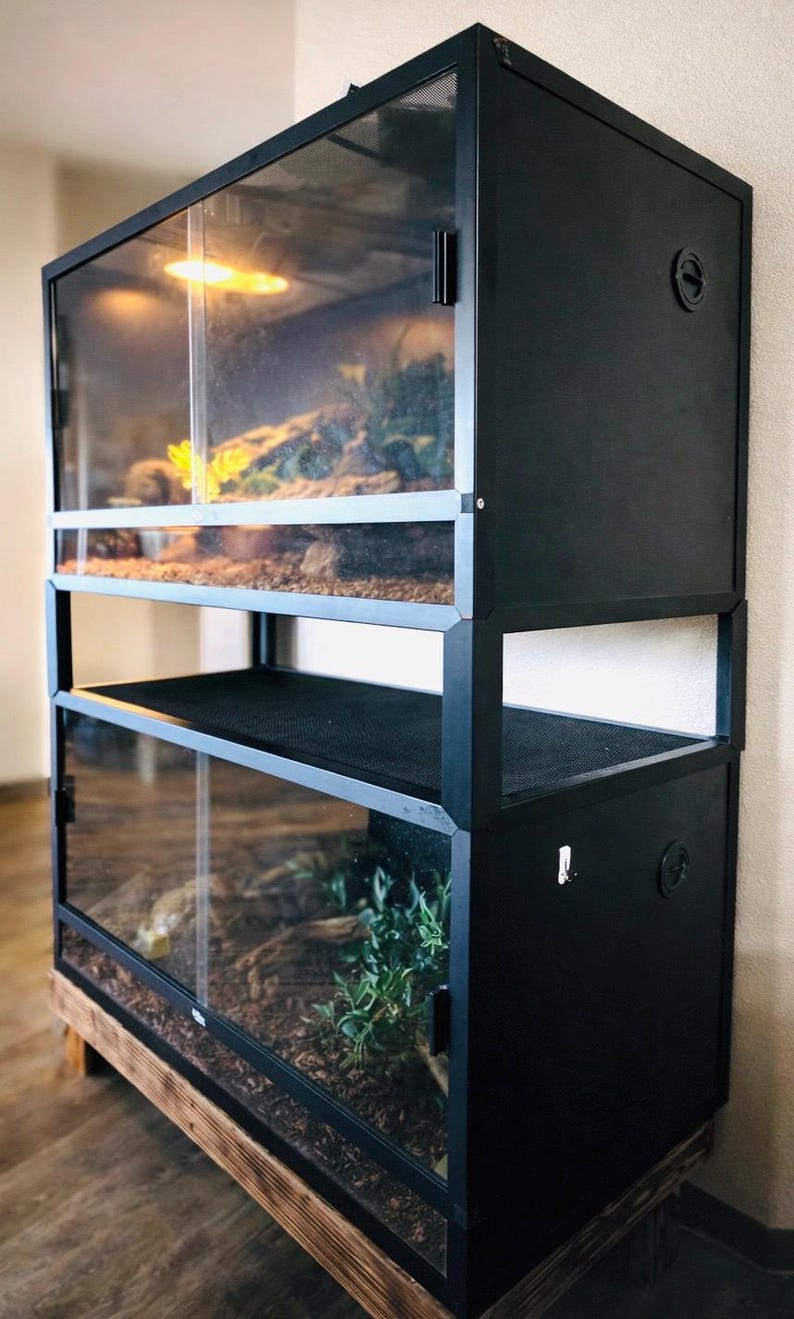 Risers installed on the dubia enclosures. Lots of room for ventilation, and room heat lamps.