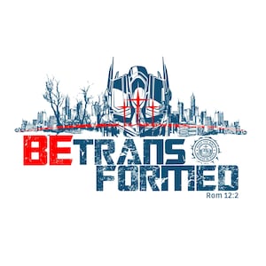 Op de afbeelding: Een blauw en rood grafisch ontwerp met de tekst "BE TRANSFORMED" en "Rom 12:2". Het ontwerp toont een robotkop met kruisen over de ogen en een stadsbeeld op de achtergrond.