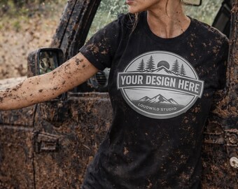 Comfort Colors 1717 zwart T-shirtmodel | Modderige offroad-lifestyle voor dames | Mockup outdoorkleding | Digitale JPG-download