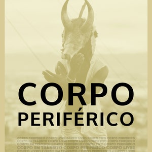 Pode incluir: Um cartaz com o texto "CORPO PERIFÉRICO" em letras pretas e em negrito sobre um fundo amarelo. O texto é repetido várias vezes em um tamanho de fonte menor, criando um padrão visual. Uma pessoa usando uma máscara com chifres é visível no fundo.