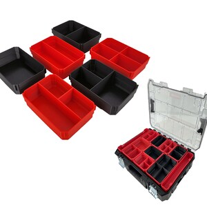 Peut inclure: Ensemble de bacs de rangement en plastique rouge et noir avec des séparateurs. Les bacs sont conçus pour s'insérer dans une boîte de rangement plus grande avec un couvercle transparent.