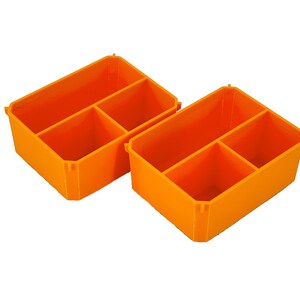 Puede incluir: Dos cajas de almacenamiento de pl&aacute;stico naranja, cada una con tres compartimentos. Las cajas est&aacute;n vac&iacute;as y tienen un acabado liso y brillante.