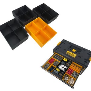 以下が含まれることがあります： 黒と黄色のDEWALT POWERSTACK 2.0ツールボックス。引き出しが開いており、さまざまな小さな部品やツールが収納されています。引き出しは整理のために仕切りで区切られています。ツールボックスは白い表面の上に置かれています。