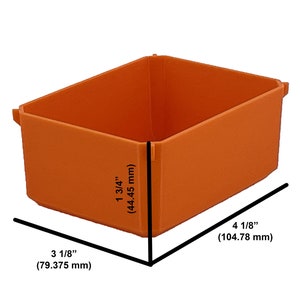 Puede incluir: Un contenedor de almacenamiento de pl&aacute;stico naranja con medidas en pulgadas y mil&iacute;metros. El contenedor tiene 3 1/8 pulgadas (79,375 mm) de ancho, 1 3/4 pulgadas (44,45 mm) de alto y 4 1/8 pulgadas (104,78 mm) de largo.