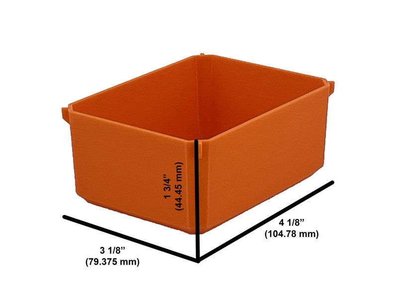 Puede incluir: Un contenedor de almacenamiento de pl&aacute;stico naranja con medidas en pulgadas y mil&iacute;metros. El contenedor tiene 3 1/8 pulgadas (79,375 mm) de ancho, 1 3/4 pulgadas (44,45 mm) de alto y 4 1/8 pulgadas (104,78 mm) de largo.