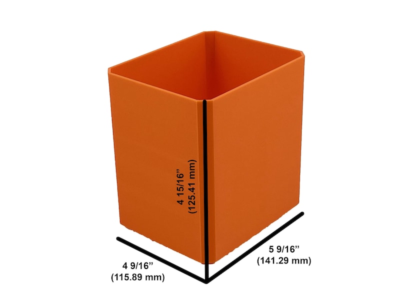 Pode incluir: Um recipiente retangular laranja com dimens&otilde;es de 115,89 mm por 141,29 mm e uma altura de 125,41 mm. O recipiente est&aacute; vazio e tem uma forma quadrada. As dimens&otilde;es est&atilde;o claramente marcadas.