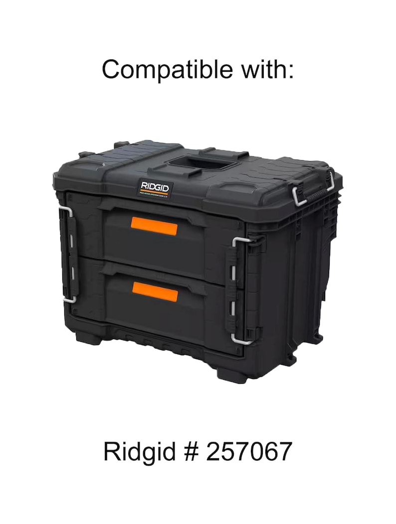 Pode incluir: Caixa de armazenamento de ferramentas preta Ridgid com duas gavetas e detalhes em laranja. A caixa tem uma al&ccedil;a superior e &eacute; rotulada como "Ridgid". O texto "Compatible with:" e "Ridgid # 257067" tamb&eacute;m s&atilde;o vis&iacute;veis.