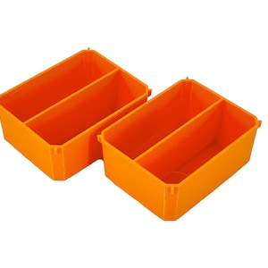 Puede incluir: Dos contenedores de almacenamiento de pl&aacute;stico naranja brillante con divisores. Los contenedores est&aacute;n vac&iacute;os y listos para llenarse con art&iacute;culos peque&ntilde;os.