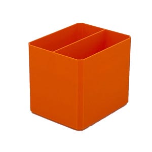 Pode incluir: Um organizador de secret&aacute;ria laranja com dois compartimentos. O organizador retangular &eacute; feito de um material s&oacute;lido e foi concebido para guardar material de escrit&oacute;rio. A cor &eacute; um laranja brilhante e s&oacute;lido.
