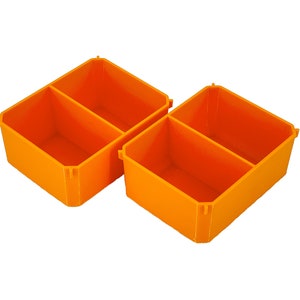 Puede incluir: Dos contenedores de almacenamiento de pl&aacute;stico naranja con divisores. Cada contenedor tiene dos compartimentos.