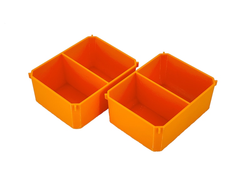 Puede incluir: Dos contenedores de almacenamiento de pl&aacute;stico naranja con divisores. Cada contenedor tiene dos compartimentos.