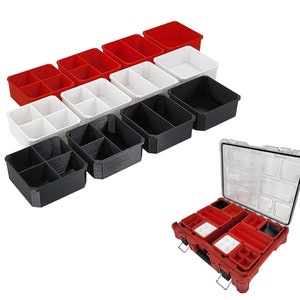 Peut inclure: Un ensemble de 10 bacs de rangement en plastique avec des séparateurs. Les bacs sont de trois couleurs : rouge, blanc et noir. Les bacs sont empilés les uns sur les autres.