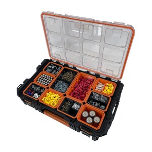 Op de afbeelding: Een zwarte en oranje Ridgid onderdelenorganizer met een doorzichtig deksel. De organizer is open en onthult verschillende compartimenten gevuld met hardware, waaronder schroeven, connectoren en andere kleine onderdelen. De tekst "Compatible with:" en "Ridgid # 238093" zijn zichtbaar.
