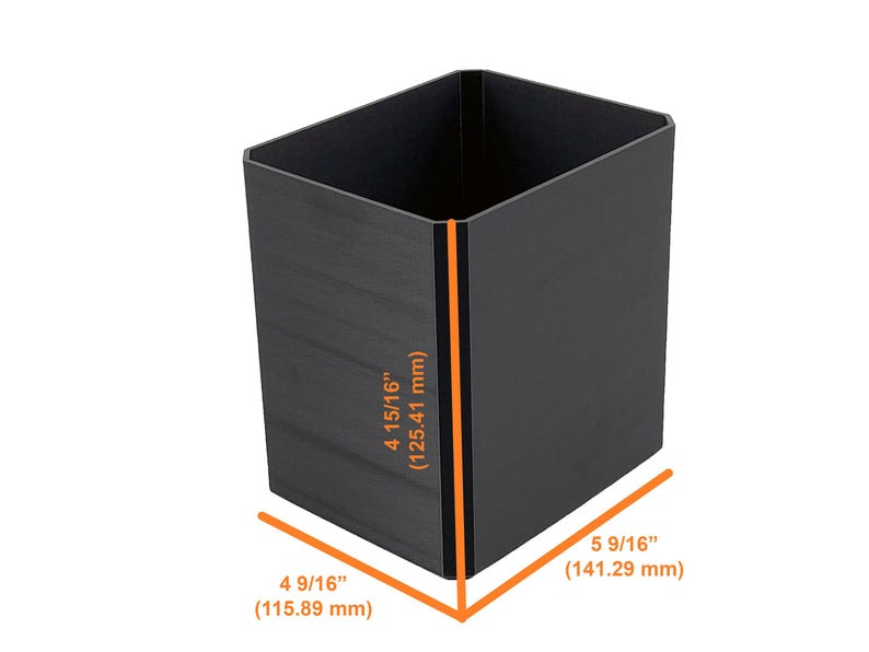 Puede incluir: Caja rectangular negra con medidas en pulgadas y mil&iacute;metros. La caja mide 4 15/16 pulgadas (125,41 mm) de alto, 5 9/16 pulgadas (141,29 mm) de ancho y 4 9/16 pulgadas (115,89 mm) de profundidad.