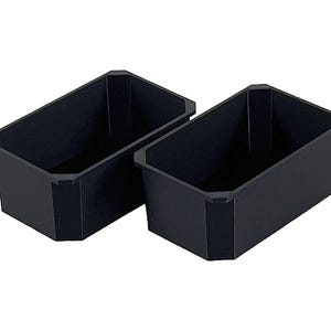 Op de afbeelding: Twee zwarte plastic opbergbakken met een rechthoekige vorm en een licht afgeronde bovenrand.