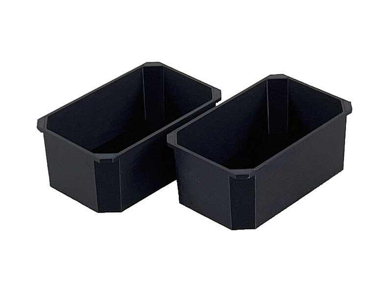 Op de afbeelding: Twee zwarte plastic opbergbakken met een rechthoekige vorm en een licht afgeronde bovenrand.
