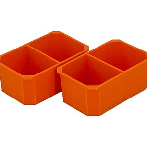 Puede incluir: Dos contenedores de almacenamiento de pl&aacute;stico naranja brillante con dos compartimentos cada uno. Los contenedores est&aacute;n vac&iacute;os y listos para ser organizados.