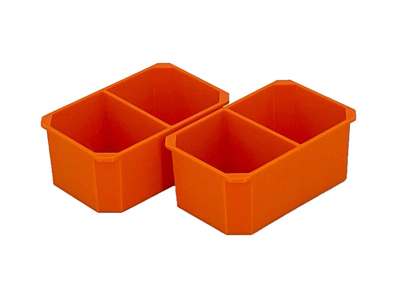 Puede incluir: Dos contenedores de almacenamiento de pl&aacute;stico naranja brillante con dos compartimentos cada uno. Los contenedores est&aacute;n vac&iacute;os y listos para ser organizados.