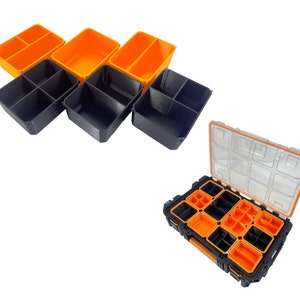 Puede incluir: Un conjunto de cinco contenedores de almacenamiento de pl&aacute;stico negro y naranja con divisores. Los contenedores est&aacute;n dispuestos en un patr&oacute;n escalonado. Los contenedores est&aacute;n dise&ntilde;ados para ser utilizados en una caja de almacenamiento m&aacute;s grande.