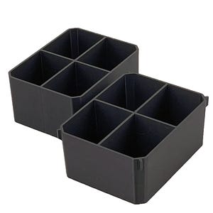 Op de afbeelding: Twee zwarte plastic opbergorganizers, elk met zes compartimenten. De organizers zijn rechthoekig met schuine zijkanten, ontworpen voor effici&euml;nt ruimtegebruik. Ideaal voor het organiseren van kleine items.