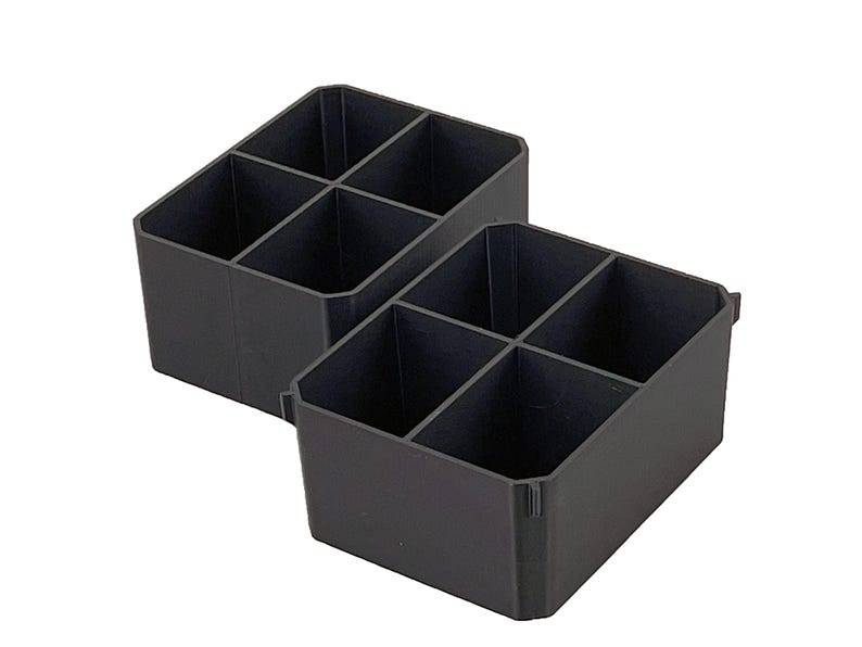 Op de afbeelding: Twee zwarte plastic opbergorganizers, elk met zes compartimenten. De organizers zijn rechthoekig met schuine zijkanten, ontworpen voor effici&euml;nt ruimtegebruik. Ideaal voor het organiseren van kleine items.