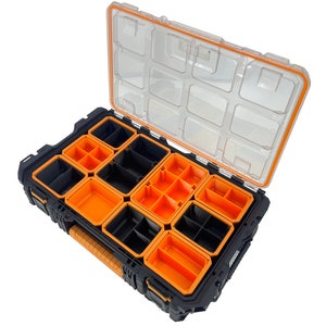 Puede incluir: Un organizador de herramientas Ridgid Pro Gear negro y naranja con una tapa transparente. El organizador tiene varios compartimentos para guardar herramientas y piezas peque&ntilde;as. El texto "Ridgid Pro Gear Organizer #238093" est&aacute; impreso en la parte inferior del organizador.