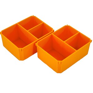 Puede incluir: Dos cajas de almacenamiento de pl&aacute;stico naranja con divisores. Cada caja tiene cuatro compartimentos.