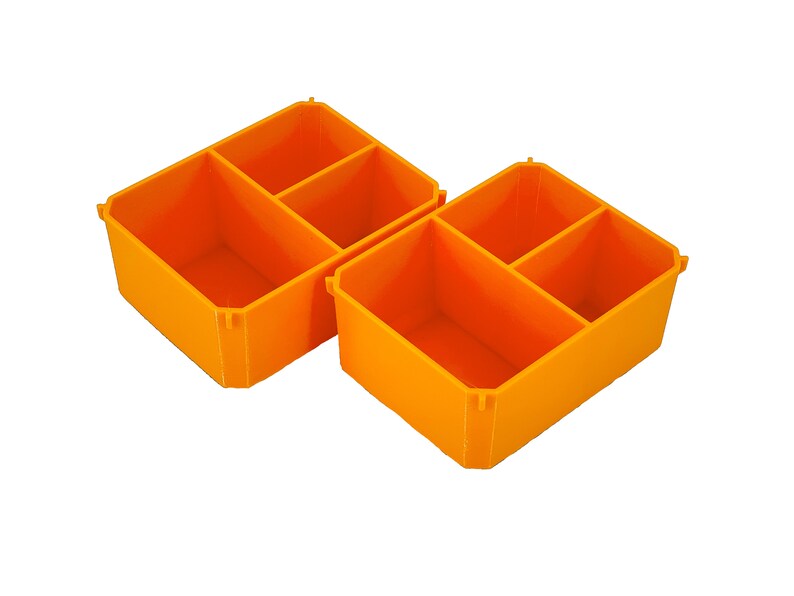 Puede incluir: Dos cajas de almacenamiento de pl&aacute;stico naranja con divisores. Cada caja tiene cuatro compartimentos.