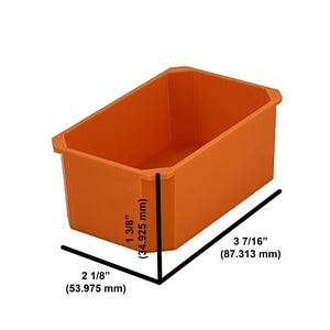 Puede incluir: Un contenedor de almacenamiento de pl&aacute;stico naranja con medidas en pulgadas y mil&iacute;metros. El contenedor tiene 3 7/16 pulgadas (87,313 mm) de largo, 2 1/8 pulgadas (53,975 mm) de ancho y 1 3/8 pulgadas (34,925 mm) de alto.