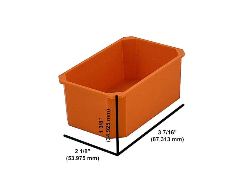 Puede incluir: Un contenedor de almacenamiento de pl&aacute;stico naranja con medidas en pulgadas y mil&iacute;metros. El contenedor tiene 3 7/16 pulgadas (87,313 mm) de largo, 2 1/8 pulgadas (53,975 mm) de ancho y 1 3/8 pulgadas (34,925 mm) de alto.