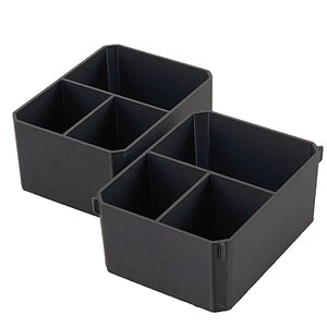 Op de afbeelding: Twee zwarte plastic opbergorganizers met meerdere compartimenten. Elke organizer heeft een rechthoekige vorm met interne verdelers, waardoor aparte secties ontstaan voor het opbergen van items. De organizers zijn ontworpen om items georganiseerd te houden.