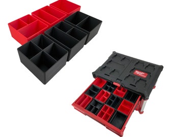 Puede incluir: Un conjunto de contenedores de almacenamiento de plástico rojo y negro con divisores. Los contenedores están apilados uno encima del otro. Los contenedores están etiquetados con "Milwaukee Packout".