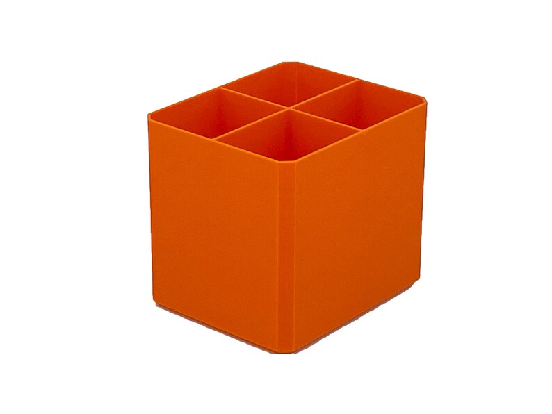 Pode incluir: Um organizador de secret&aacute;ria laranja com quatro compartimentos. O organizador em forma de cubo &eacute; feito de um material s&oacute;lido e opaco e foi concebido para guardar canetas, l&aacute;pis ou outros artigos de escrit&oacute;rio. Os compartimentos s&atilde;o divididos uniformemente.