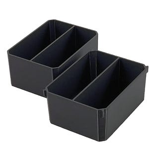Op de afbeelding: Twee donkergrijze plastic organizers, elk met drie compartimenten. De organizers zijn rechthoekig met een licht schuin ontwerp. De afbeelding is genomen tegen een witte achtergrond.