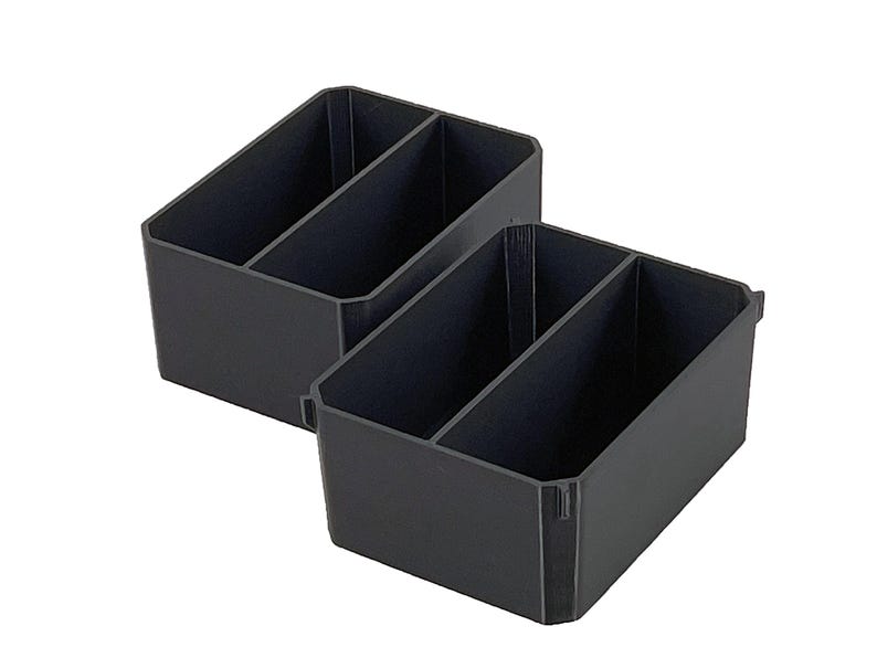 Op de afbeelding: Twee donkergrijze plastic organizers, elk met drie compartimenten. De organizers zijn rechthoekig met een licht schuin ontwerp. De afbeelding is genomen tegen een witte achtergrond.