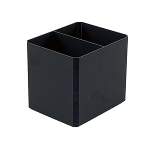Pu&ograve; includere: Un organizer da scrivania nero con due scomparti. L'organizer &egrave; a forma di cubo con finitura opaca. &Egrave; progettato per contenere penne, matite o altri articoli per ufficio. L'articolo &egrave; realizzato in materiale solido.