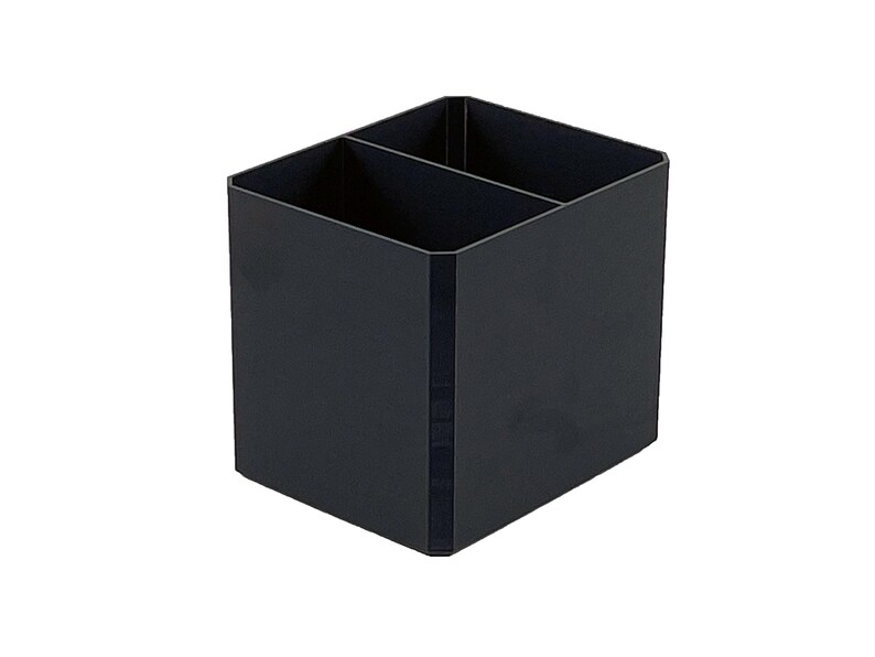Pu&ograve; includere: Un organizer da scrivania nero con due scomparti. L'organizer &egrave; a forma di cubo con finitura opaca. &Egrave; progettato per contenere penne, matite o altri articoli per ufficio. L'articolo &egrave; realizzato in materiale solido.