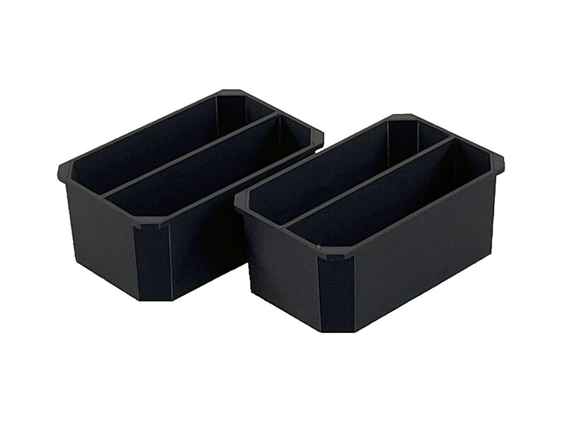 Op de afbeelding: Twee zwarte plastic opbergbakken met verdelers. De bakken zijn rechthoekig en hebben een licht afgeronde rand.