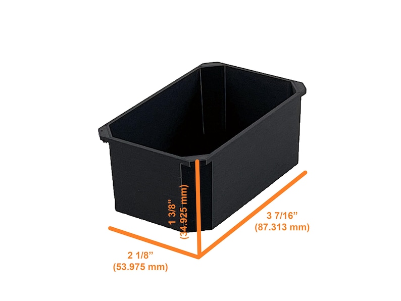Op de afbeelding: Zwarte kunststof opbergbak met afmetingen in inches en millimeters. De bak is 3 7/16 inch (87,313 mm) lang, 2 1/8 inch (53,975 mm) breed en 1 3/8 inch (34,925 mm) hoog.