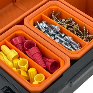 Puede incluir: Una caja de herramientas naranja y negra con tres compartimentos. Los compartimentos est&aacute;n llenos de varios art&iacute;culos de ferreter&iacute;a, incluidos tornillos, tuercas de alambre y conectores el&eacute;ctricos.