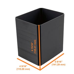Pu&ograve; includere: Un contenitore rettangolare nero di 115,89 mm per 141,29 mm e un'altezza di 125,41 mm. Il contenitore ha una superficie strutturata. Le dimensioni sono indicate nell'immagine.
