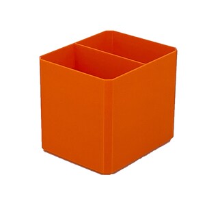 Pode incluir: Um organizador de secret&aacute;ria laranja brilhante com dois compartimentos. O organizador em forma de cubo &eacute; feito de um material s&oacute;lido e foi concebido para guardar canetas, l&aacute;pis ou outros artigos de escrit&oacute;rio. O organizador &eacute; de uma cor vibrante.