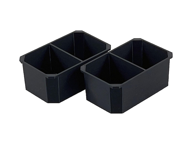 Op de afbeelding: Twee zwarte plastic opbergbakken met verdelers. Elke bak heeft twee compartimenten.