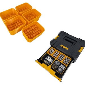 Op de afbeelding: Een zwarte en gele DEWALT gereedschapsorganizer met een uitschuifbare lade, gevuld met diverse compartimenten en kleine onderdelen. Bovenop bevinden zich vijf gele opbergcontainers met cirkelvormige openingen van verschillende afmetingen.