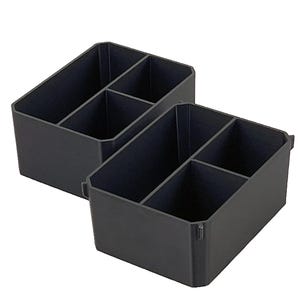 Op de afbeelding: Twee donkergrijze plastic organizers met meerdere compartimenten. Elke organizer heeft een schuin ontwerp en is verdeeld in vier secties, ideaal voor bureau- of lade-organisatie. De organizers worden tegen een witte achtergrond getoond.