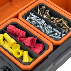 Op de afbeelding: Een oranje en zwarte plastic opbergdoos met drie compartimenten. De compartimenten bevatten verschillende hardware-items, waaronder schroeven, draadconnectoren en moeren.