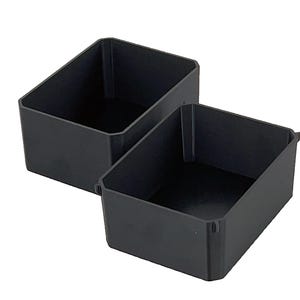 Op de afbeelding: Twee zwarte plastic opbergbakken van verschillende formaten. De bakken hebben een rechthoekige vorm met schuine zijkanten en zijn ontworpen voor het organiseren van items. De bakken zijn leeg en klaar voor gebruik.
